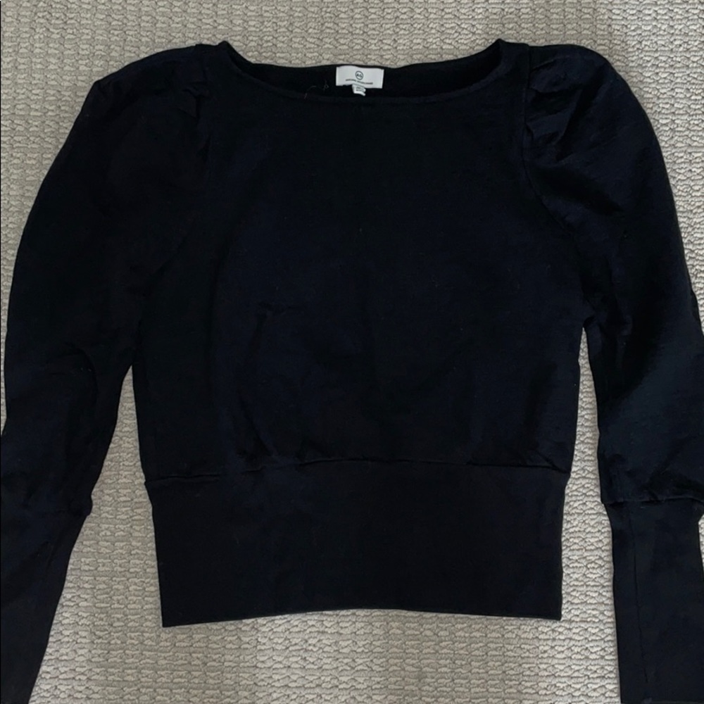 Black sweatshirt with puffy sleeves